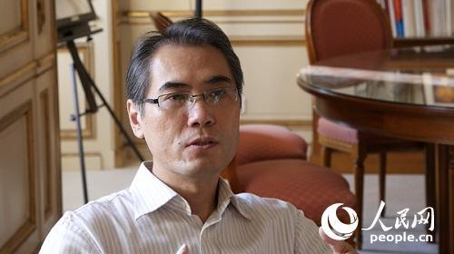 中國僑網(wǎng)巴黎中國文化中心主任嚴振全接受人民網(wǎng)專訪。何蒨 攝