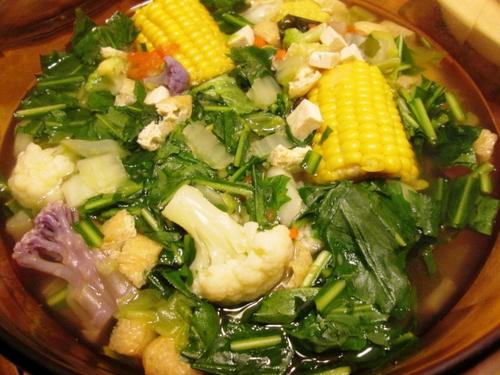 中國僑網(wǎng)美味的什錦蔬食火鍋 (圖片來源:美國《世界日報(bào)》)