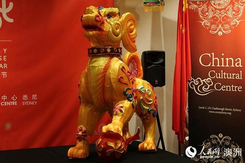 中國(guó)僑網(wǎng)即將被點(diǎn)亮的犬形金色燈籠(攝影 劉荻青)