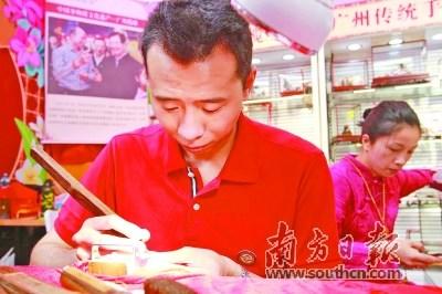 中國僑網(wǎng)廣州欖雕“非遺”傳承人曾憲鵬。 梁文祥 攝