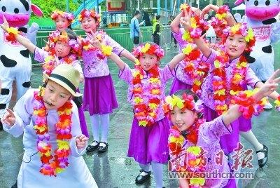 中國僑網(wǎng)小朋友在表演快閃節(jié)目。梁文祥 攝