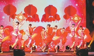中國僑網(wǎng)圖為中國歌劇舞劇院演員表演舞蹈《張燈結(jié)彩》。來源:人民日報海外版