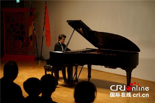 中國(guó)僑網(wǎng)中國(guó)青年鋼琴家張海鷗在演奏中