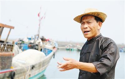 中國僑網(wǎng)3月22日,戴志勇在漁港練唱哩哩美。 本報記者 蘇曉杰 攝