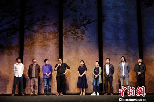 中國僑網(wǎng)歌劇《馬可·波羅》中飾演男主角的丹麥歌唱家彼得·洛達爾在發(fā)布會上講述表演感受 鐘欣 攝