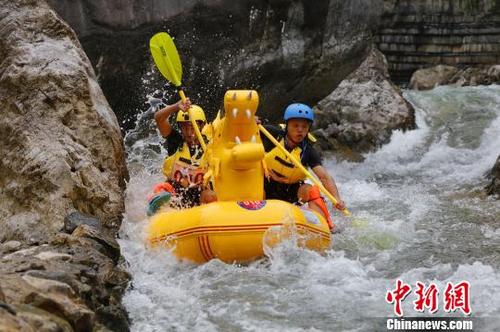 中國(guó)僑網(wǎng)專業(yè)組選手在漂流河道上急速前進(jìn) 黃余洋 攝