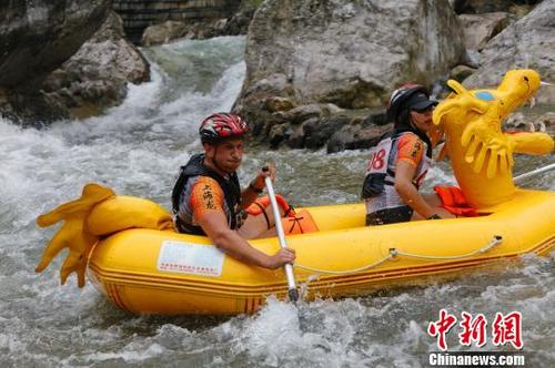 中國(guó)僑網(wǎng)兩名外籍選手在河道上揮槳競(jìng)發(fā) 黃余洋 攝