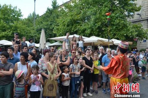 中國僑網(wǎng)北京非遺團隊亮相阿維尼翁戲劇節(jié)大游行活動 鐘欣 攝