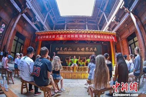 中國(guó)僑網(wǎng)俄羅斯芭蕾舞團(tuán)在昭君故里交流演出 李赟 攝