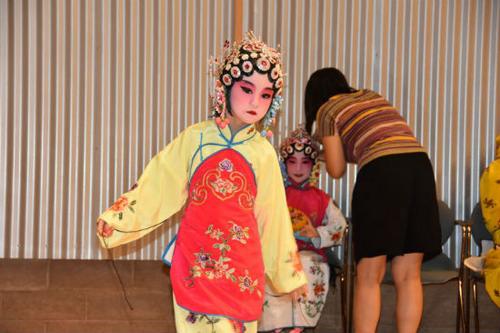 中國僑網京劇小學員們在后臺準備。(美國《僑報》)