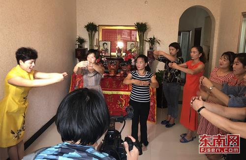 中國僑網(wǎng)陳秀珍正在為“喜娘培訓(xùn)班”的弟子進行禮儀示范。 東南網(wǎng)記者 繆志濤 文/圖
