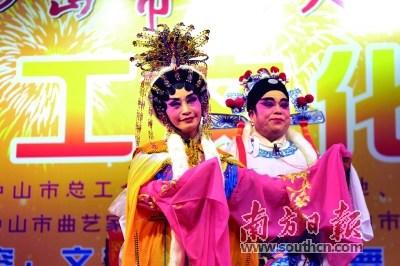 中國僑網(wǎng)后山曲藝社在中山市工人文化宮職工文化廣場演出。南方日報記者 王云 攝