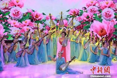 中國僑網(wǎng)宜昌、呼和浩特兩地以歌曲聯(lián)歡的方式憶昭君 李赟 攝