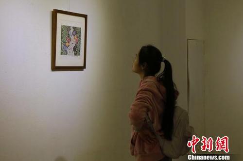 中國(guó)僑網(wǎng)當(dāng)?shù)厥忻裼^看殘疾人制作的“非遺”作品 黃余洋 攝