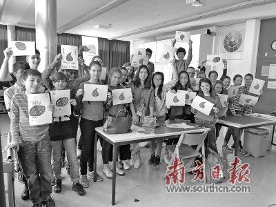 中國僑網(wǎng)德國迪爾曼中學(xué)的學(xué)生展示著自己的剪紙作品。受訪者供圖