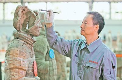 中國(guó)僑網(wǎng)蘭德省在修復(fù)秦俑。本報(bào)記者 張丹華攝