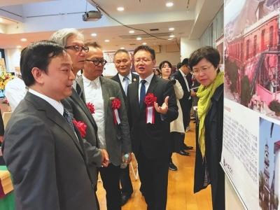 中國僑網(wǎng)嘉賓們在觀看“八閩文化”展覽。