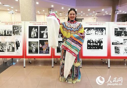 中國(guó)僑網(wǎng)中國(guó)戲劇研究專家向越南觀眾展示梅蘭芳演出《天女散花》時(shí)用的演出服復(fù)制品。