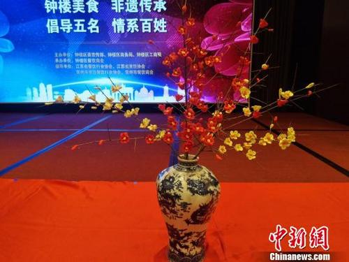 中國(guó)僑網(wǎng)這么美的梅花瓶原來(lái)是用來(lái)吃的 魏佳文 攝