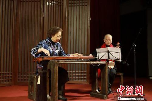 中國僑網(wǎng)上海音樂學(xué)院教授戴曉蓮(左)和日本的琴家坂田進一(右) 鐘欣 攝