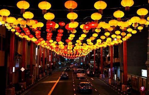 中國僑網(wǎng)數(shù)千個燈籠照亮了牛車水,準備迎接己亥豬年的到來。(新加坡《聯(lián)合早報》/嚴宣融 攝)