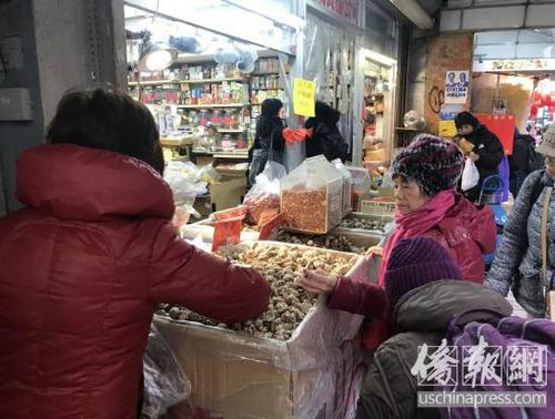 中國僑網(wǎng)華埠零售業(yè)新年迎來干貨銷售“小高峰”。(僑報(bào)實(shí)習(xí)記者華夏美徍攝)