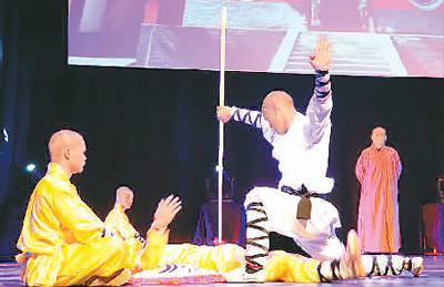 中國僑網(wǎng) 河南嵩山少林寺武僧團培訓(xùn)基地學(xué)員表演《打山門》