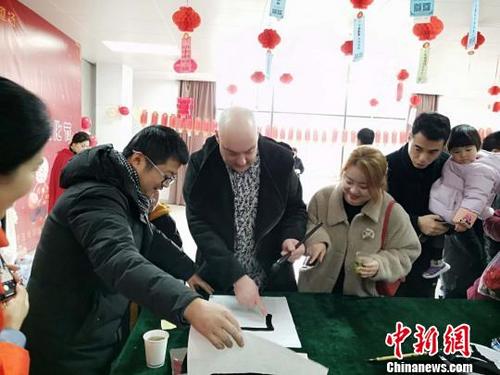 中國(guó)僑網(wǎng)外國(guó)友人學(xué)習(xí)書法 施紫楠 攝