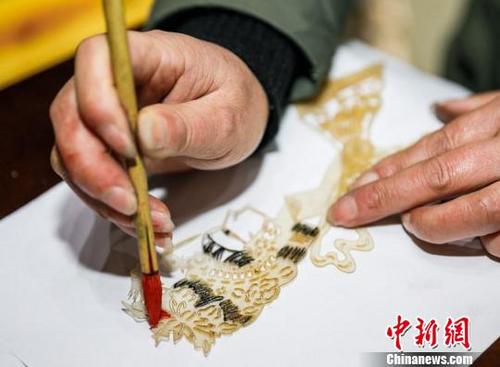 中國僑網(wǎng) 制作皮影 張卉 攝