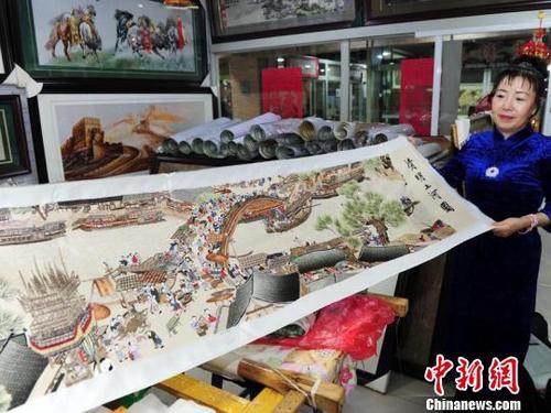 中國僑網(wǎng)張鳳杰展示完成的《清明上河圖》。 劉棟 攝