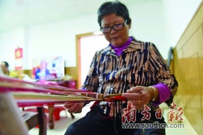 中國(guó)僑網(wǎng)“織帶仔”的傳承人楊桂蘭。(攝影:南方日?qǐng)?bào)記者 梁維春)