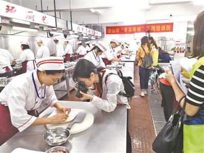 中國僑網(wǎng)臺山廣東廚藝技工學(xué)校“粵菜師傅”工程培訓(xùn)班學(xué)員正在進行烹飪練習(xí)。