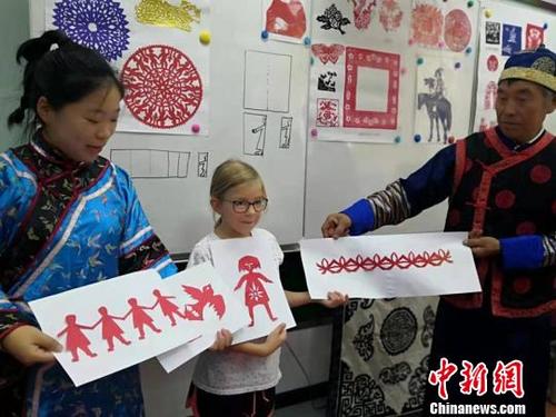 中國僑網(wǎng)Johanna展示她的剪紙作品 柴家權 攝