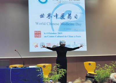中國僑網(wǎng) 圖為旅法著名中醫(yī)專家、巴黎時空針灸研究院院長朱勉生為現(xiàn)場聽眾展示導引術(shù)。(圖片來源:法國《歐洲時報》 靖樹/攝)
