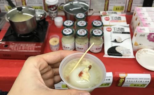 中國僑網超市現煮酒釀湯圓請民眾品嘗。(美國《世界日報》/梁雨辰 攝)