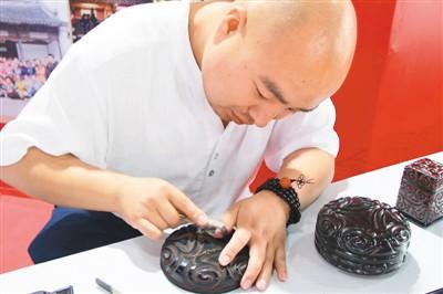 中國僑網(wǎng)何鵬飛雕刻漆器(《人民日?qǐng)?bào)海外版》/何鵬飛供圖)