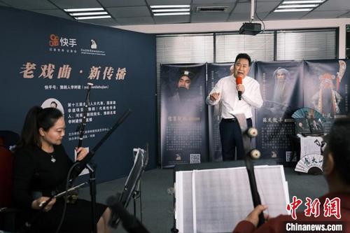中國(guó)僑網(wǎng)全國(guó)人大代表李樹(shù)建現(xiàn)場(chǎng)演奏豫劇 王中舉 攝