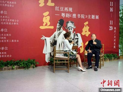 中國僑網(wǎng)廣東連環(huán)畫之父洪斯文在展會現(xiàn)場與主持人座談。 王堅 攝