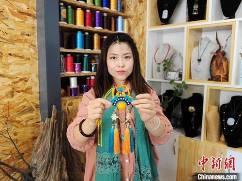 中國僑網(wǎng)徐曉雪正在展示京劇系列中國結 劉棟 攝