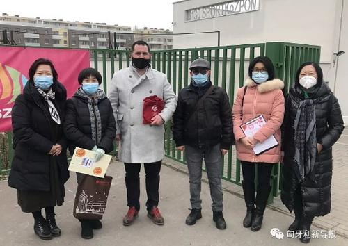 中國僑網(wǎng)布達(dá)佩斯十四區(qū)副區(qū)長霍爾瓦特(Horváth Zsolt)陪同文化節(jié)籌委會一行走訪該區(qū)體育中心。(匈牙利《新導(dǎo)報(bào)》/歐陽燕清)