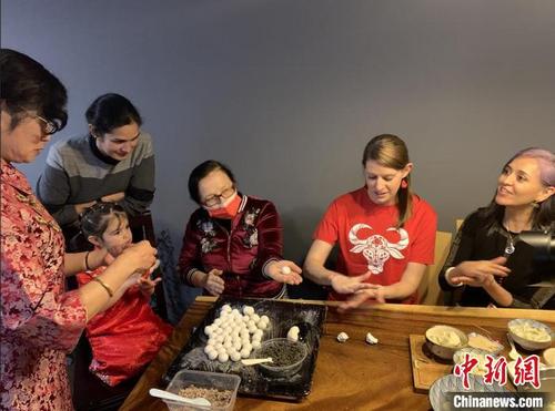 中國僑網(wǎng)上海市閔行區(qū)華漕國際社區(qū)“洋居民”體驗(yàn)包湯圓現(xiàn)場 高志苗 攝