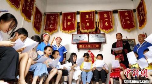 中國僑網(wǎng)吳通賢(后右二)給學生們教唱苗族“刻道歌”。奉力攝