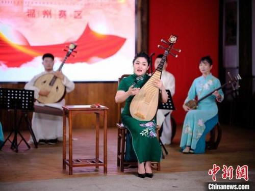 中國僑網(wǎng)鄭怡(前)在演出中?!∈茉L者供圖