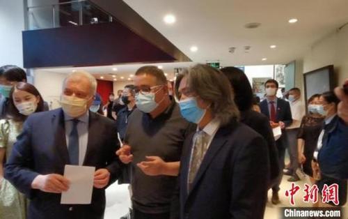 中國僑網中國美術館館長吳為山與賓客共同參觀展出作品。 李湘琪 攝