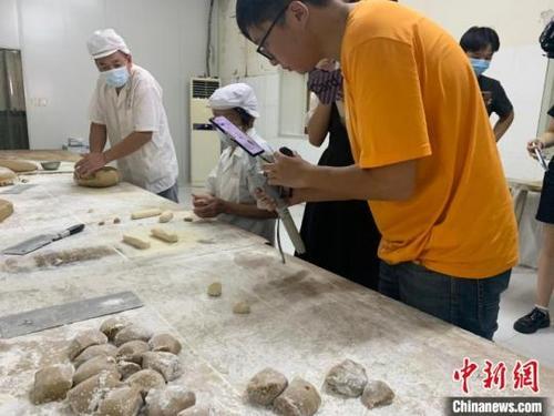 中國(guó)僑網(wǎng)制作月餅現(xiàn)場(chǎng)直播瑞安市委宣傳部供圖