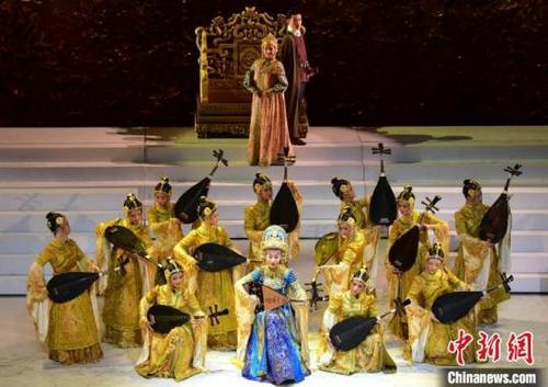 中國僑網(wǎng)12把琵琶同時演奏南音名曲《公主別》。何韶峰攝