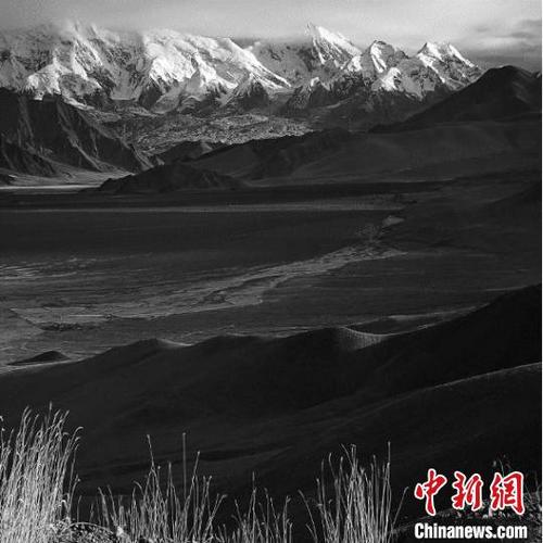 中國僑網(wǎng)紅外攝影圖片 “風(fēng)鐸悟語——大型當(dāng)代攝影藝術(shù)展”主辦方供圖