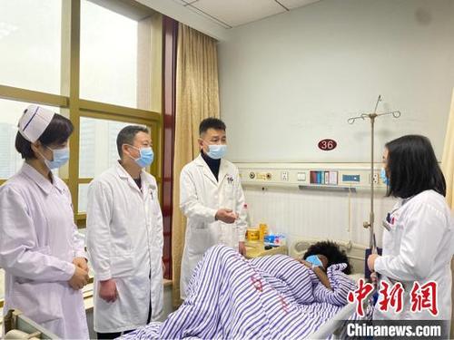 中國僑網(wǎng)埃塞俄比亞留學(xué)生正在接受治療。 院方供圖