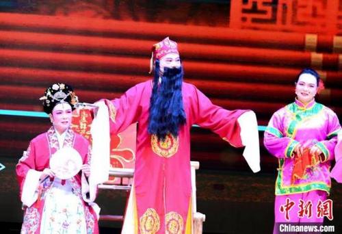 中國僑網(wǎng)圖為黃志元(中)正在演出。黃冬媚攝